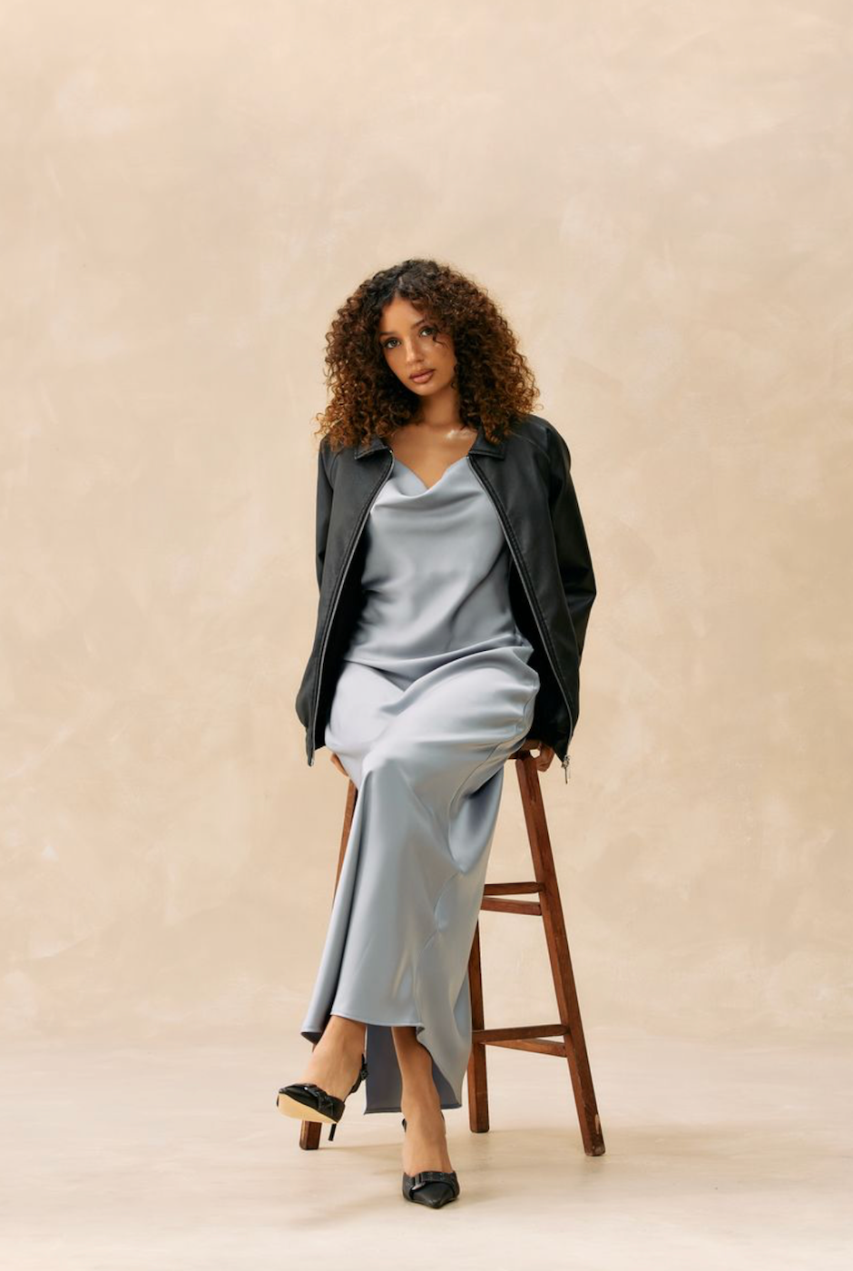 Robe nuisette en satin à coupe en biais Kuwalla Tee - Argent