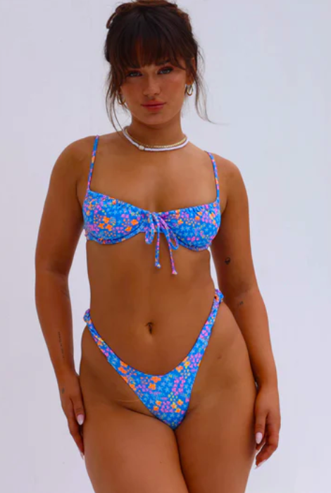 KULANI RETRO Y TANGA FONDO BOMBSHELL BEACH