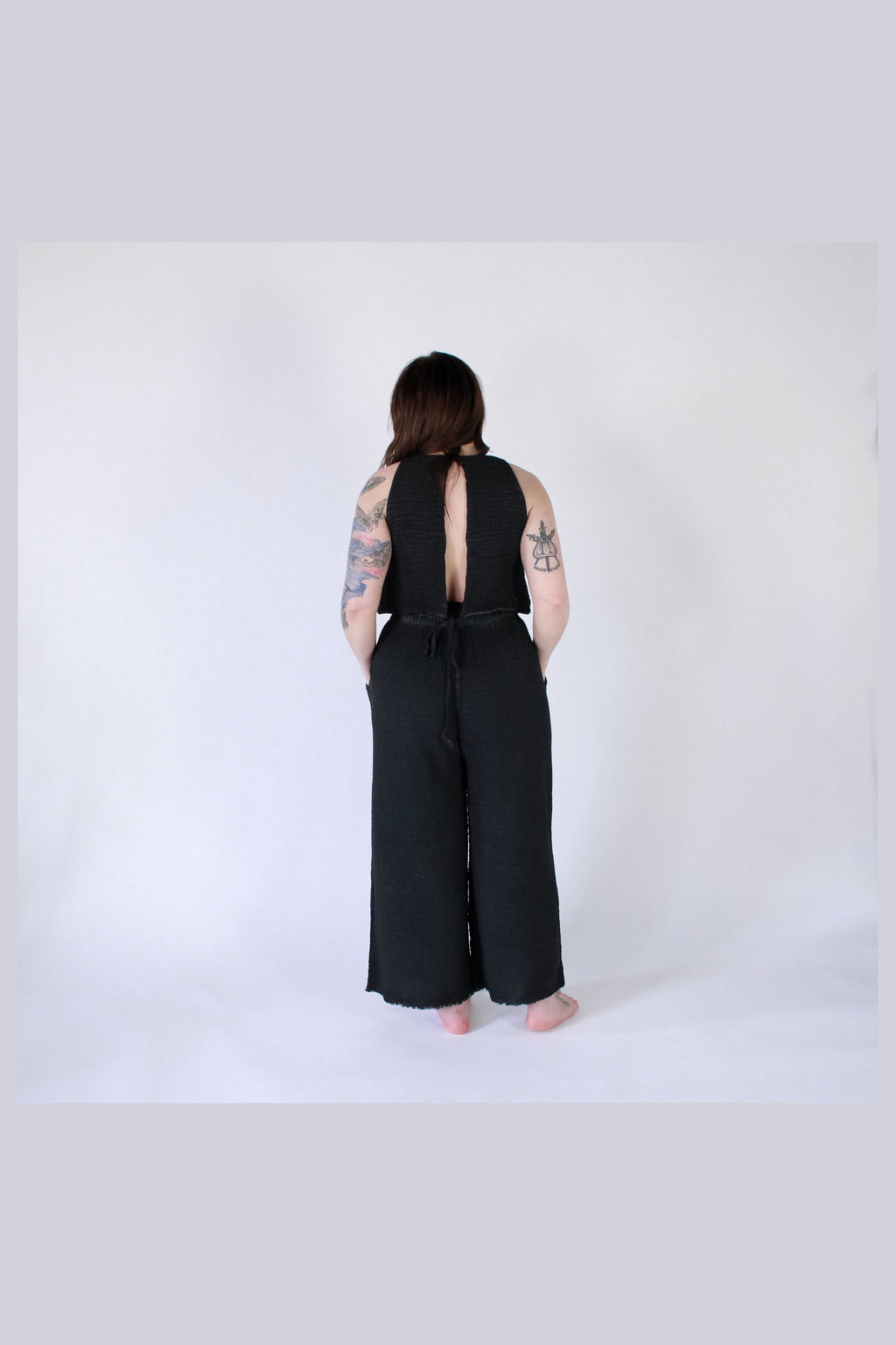 Pokoloko Crinkle Keyhole Tank Top in Black