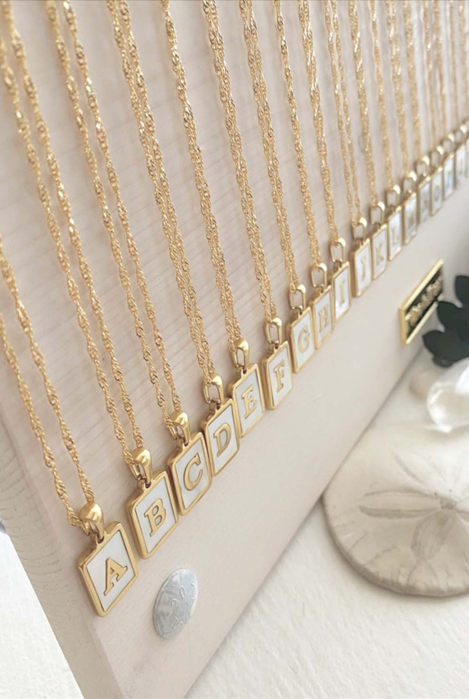 COLLIER À CHARME ALPHABET EN NACRE CARRIE PIKA &amp; BEAR OR