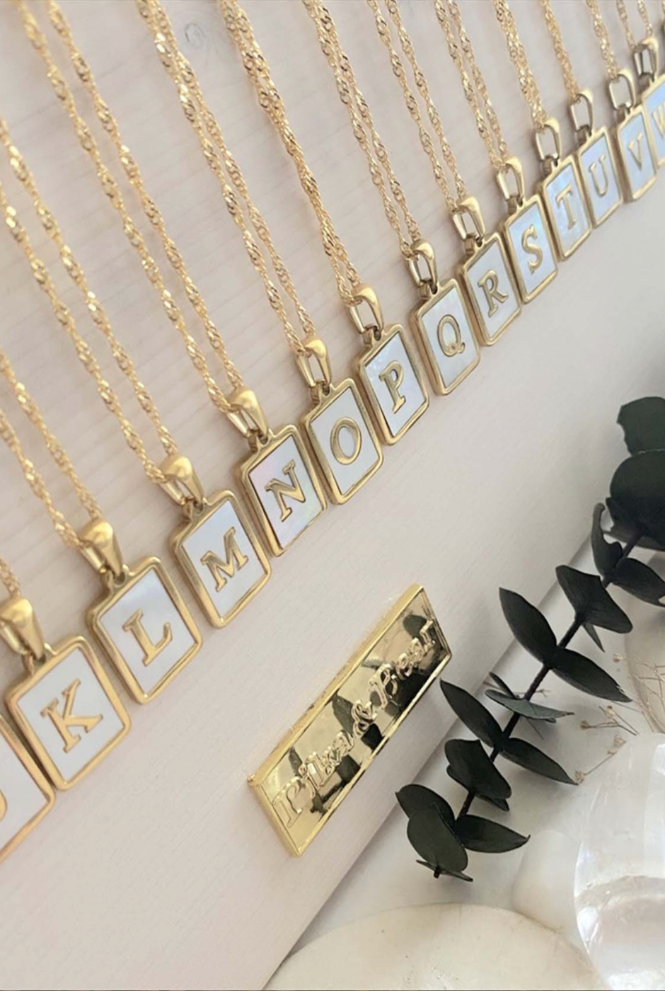 COLLIER À CHARME ALPHABET EN NACRE CARRIE PIKA &amp; BEAR OR