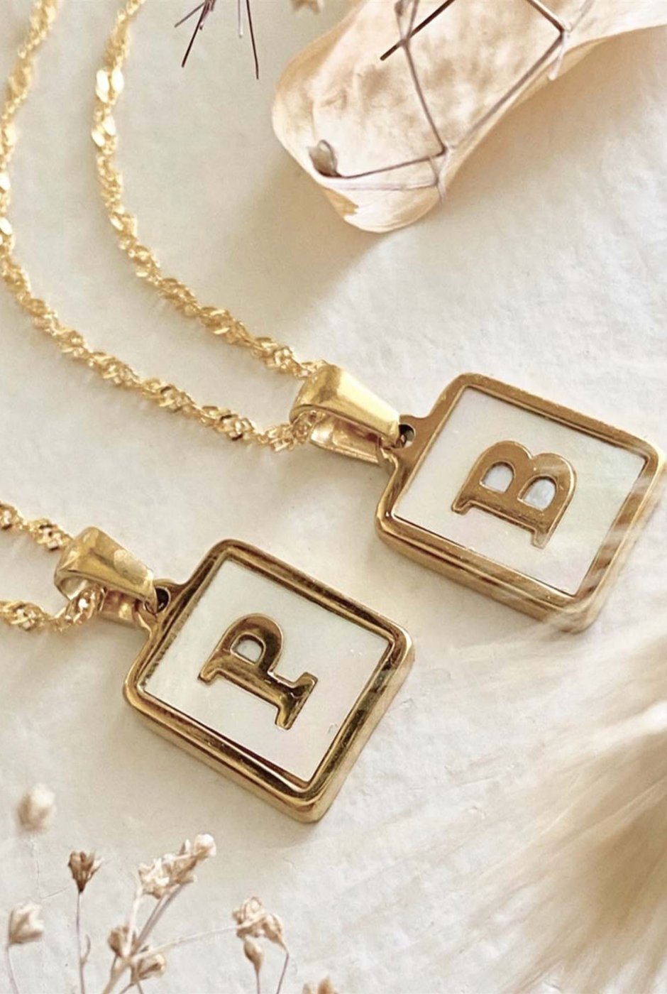 COLLIER À CHARME ALPHABET EN NACRE CARRIE PIKA &amp; BEAR OR