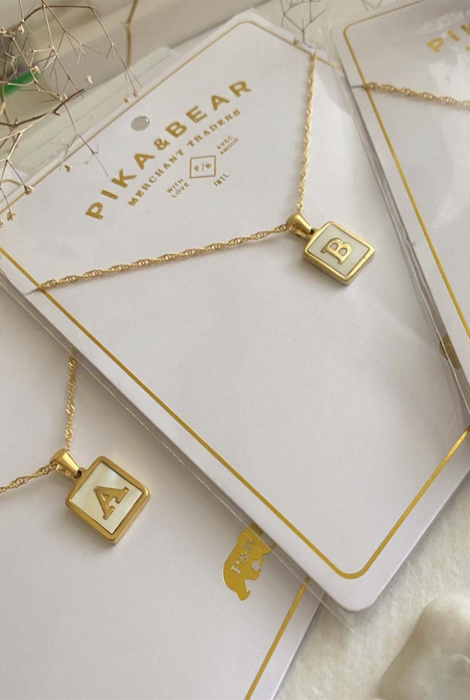 COLLIER À CHARME ALPHABET EN NACRE CARRIE PIKA &amp; BEAR OR