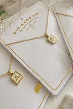COLLIER À CHARME ALPHABET EN NACRE CARRIE PIKA &amp; BEAR OR