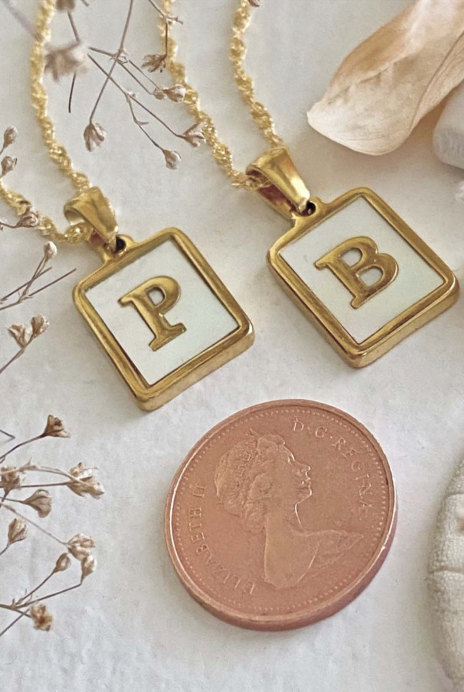 COLLIER À CHARME ALPHABET EN NACRE CARRIE PIKA &amp; BEAR OR