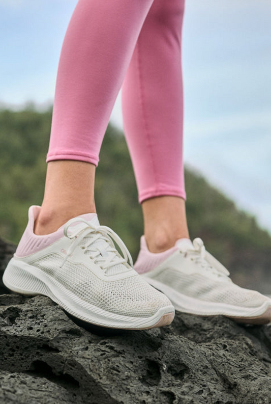 Zapatillas Island Hopper de Olukai: blanco brillante y algodón de azúcar